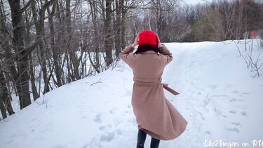 Милашка в очках отсасывает хуй в заснеженном парке