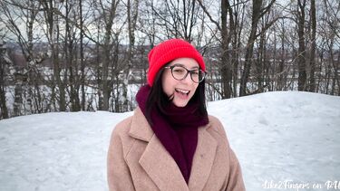 Like2Fingers: Милашка в очках отсасывает хуй в заснеженном парке