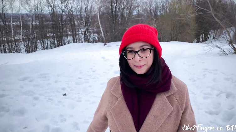 Милашка в очках отсасывает хуй в заснеженном парке