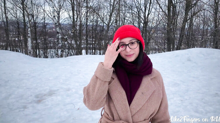 На природе: Милашка в очках отсасывает хуй в заснеженном парке