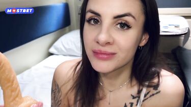 Мастурбация вибратором до оргазма в купе поезда