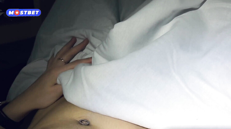 Вибратор: Мастурбация вибратором до оргазма в купе поезда