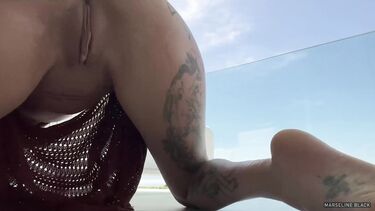 Анальная мастурбация Марселин Блэк на террасе отеля в Турции