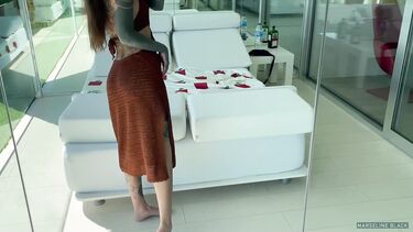 Соло русских девушек: Анальная мастурбация Марселин Блэк на террасе отеля в Турции