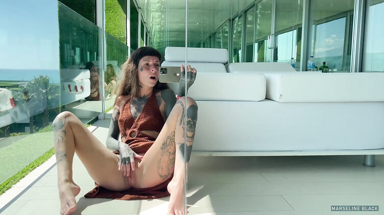 Соло: Анальная мастурбация Марселин Блэк на террасе отеля в Турции