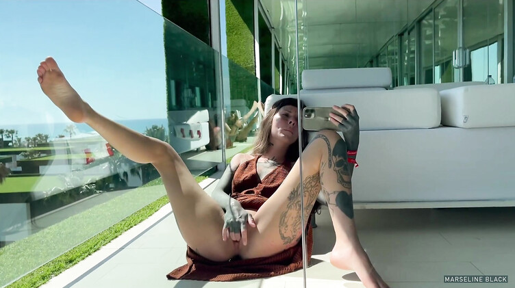 Анальная мастурбация Марселин Блэк на террасе отеля в Турции