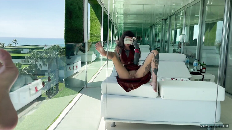 Анальная мастурбация Марселин Блэк на террасе отеля в Турции