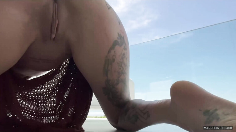 Анальная мастурбация Марселин Блэк на террасе отеля в Турции
