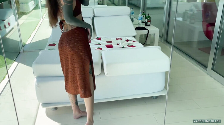 Анальная мастурбация Марселин Блэк на террасе отеля в Турции