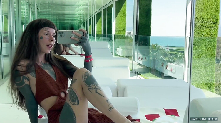 Анальная мастурбация Марселин Блэк на террасе отеля в Турции