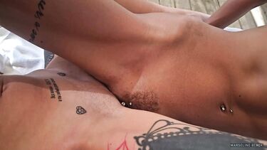 Пьют шампанское и трутся кисками на публичном пляже в Турции