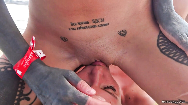 Пьют шампанское и трутся кисками на публичном пляже в Турции