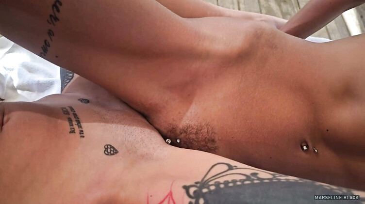 Пьют шампанское и трутся кисками на публичном пляже в Турции