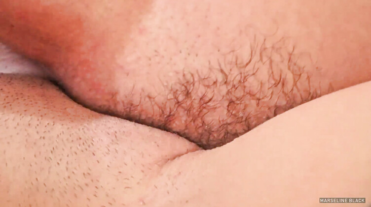 Пьют шампанское и трутся кисками на публичном пляже в Турции