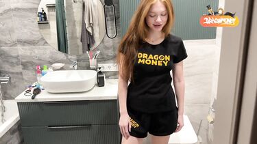 Отодрал сводную сестру в туалете перед свиданием с подругой