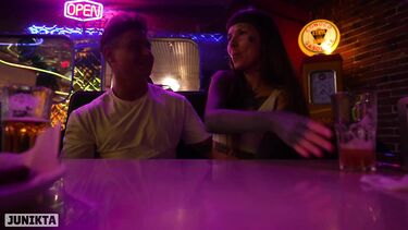 Петтинг за столом ночного клуба и перепихон в параше