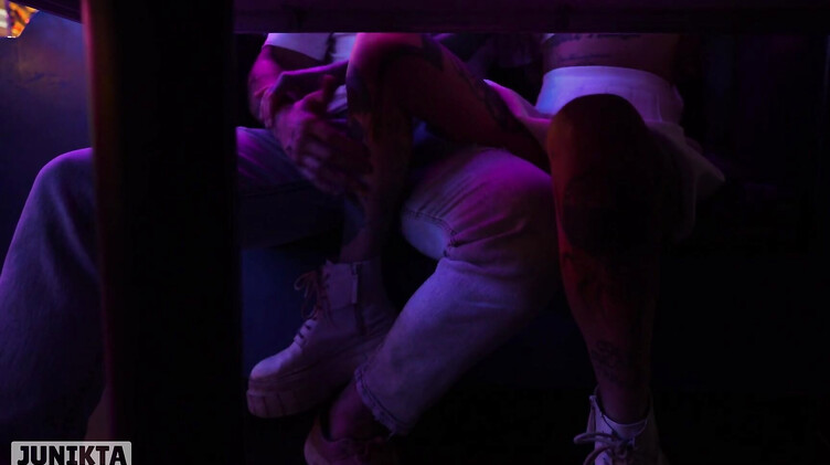 Петтинг за столом ночного клуба и перепихон в параше