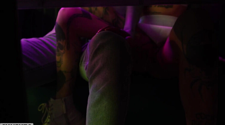 Петтинг за столом ночного клуба и перепихон в параше