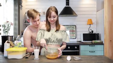 Натягивает узкую пизду домохозяйки, пока она готовит завтрак