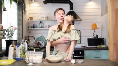 Натягивает узкую пизду домохозяйки, пока она готовит завтрак