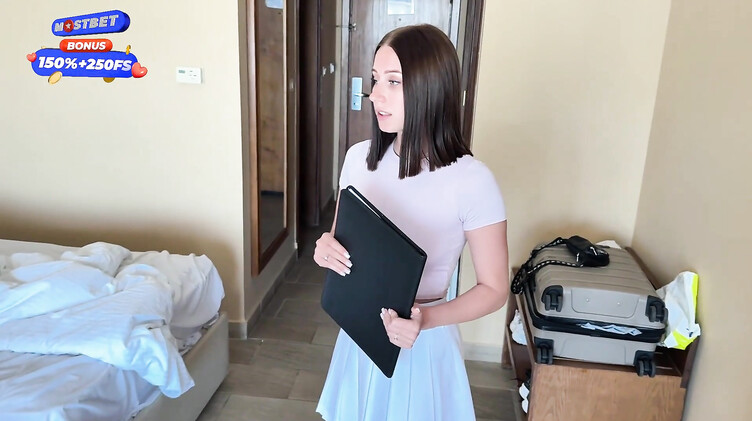 Выебал администратора отеля, угрожая плохим отзывом