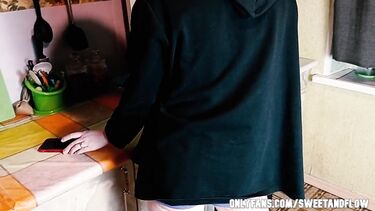 Застряла в плите и была выебана работником клининговой компании