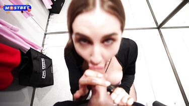 Сочно отсосала и глотнула сперму в примерочной торгового центра