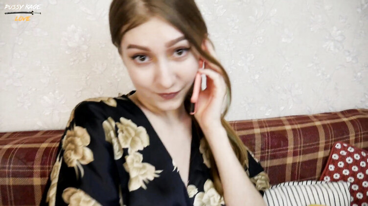 Изменщица ебется и получает сперму в рот, разговаривая по телефону с рогоносцем