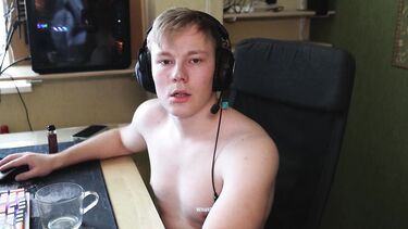 Жена бурно кончила, трахнувшись раком на компьютерном столе геймера задрота