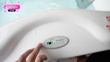 Фартовый мужик трахнул в джакузи сексуальную жену соседа