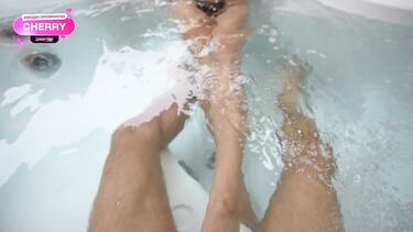 Фартовый мужик трахнул в джакузи сексуальную жену соседа