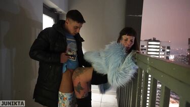 Публичное порно с русской бездомной в лифте и в подъезде