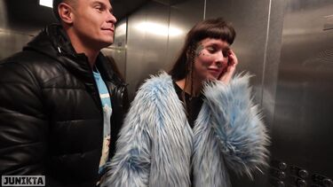 Публичное порно с русской бездомной в лифте и в подъезде