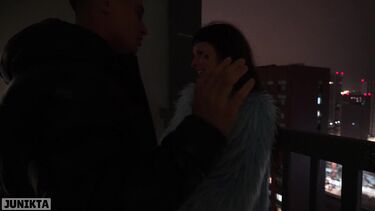 Публичное порно с русской бездомной в лифте и в подъезде