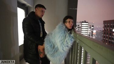 Публичное порно с русской бездомной в лифте и в подъезде