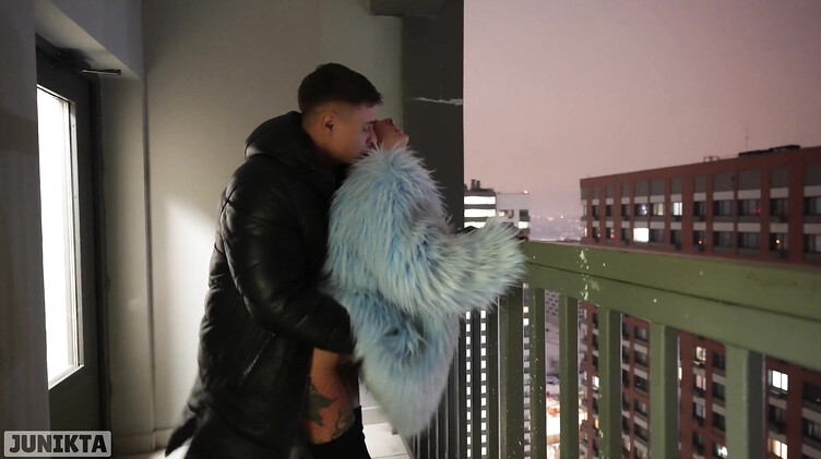 Публичное порно с русской бездомной в лифте и в подъезде