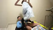 хардкорный трах на лестничной клетке