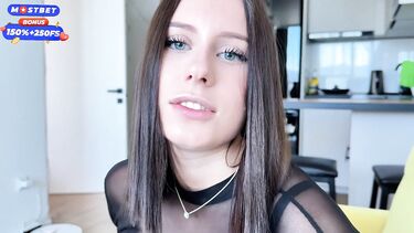 Строгий отчим дерет голубоглазую падчерицу в откровенном наряде