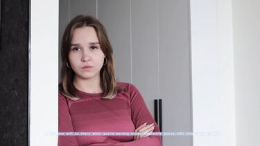 Отчим сбил целку, трахая падчерицу в задницу за плохие оценки