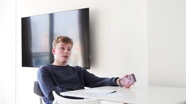 Отчим сбил целку, трахая падчерицу в задницу за плохие оценки