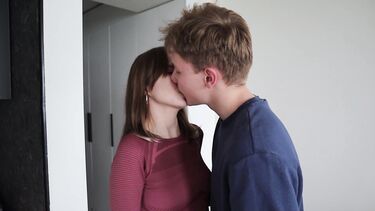 Ебет в жопу раком: Отчим сбил целку, трахая падчерицу в задницу за плохие оценки