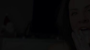 Брюнетка намазывает киску и сиськи взбитыми сливками в соло видео