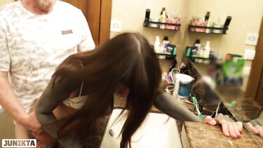 Жирный отчим ебет татуированную падчерицу в ванной