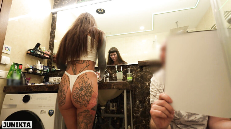 Жирный отчим ебет татуированную падчерицу в ванной