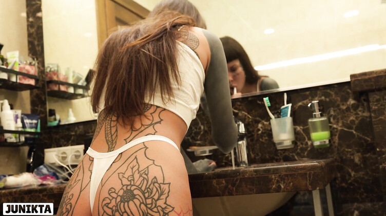 Жирный отчим ебет татуированную падчерицу в ванной