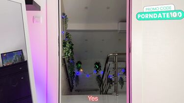 Нашла на сайте знакомств парня с 30-сантиметровым членом