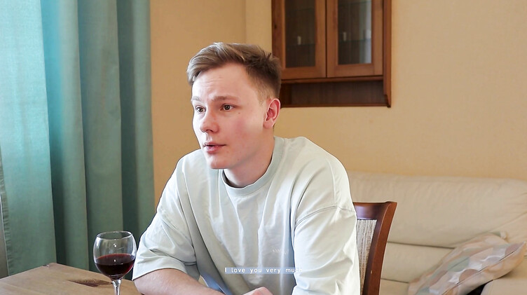 Села на бутылку ради парня перед трахом во все щели