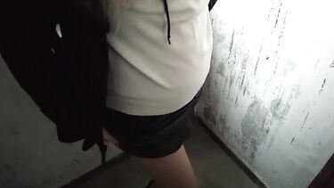 За деньги трахнул школьницу в подъезде