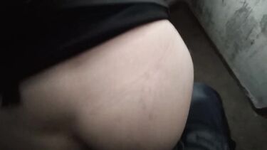 За деньги трахнул школьницу в подъезде