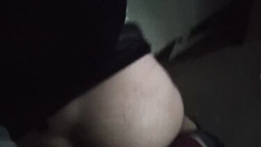 За деньги трахнул школьницу в подъезде